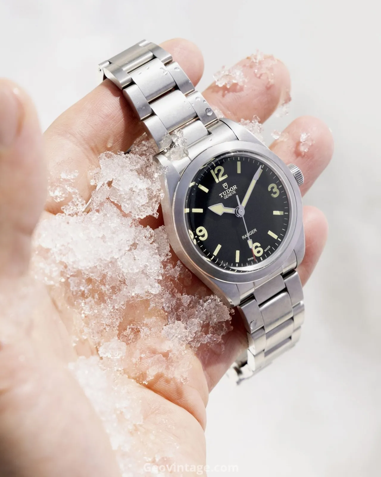 Leggere la mente degli acquirenti di orologi e dei fan di un marchio può essere difficile: non intendiamo dire che sia facile per Tudor , ma può sempre puntare su un'altra uscita di ispirazione vintage per accontentare una parte considerevole dei suoi clienti. Ecco il Tudor Ranger 79950 da 39 mm di diametro, un orologio-strumento lanciato in occasione del 70° anniversario della spedizione britannica nella Groenlandia settentrionale, a cui gli orologi Tudor Oyster Prince parteciparono nel 1952.